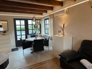 ein Esszimmer mit Tisch und Stühlen in einem Zimmer in der Unterkunft Schleihaus Hinterm Deich in Kappeln