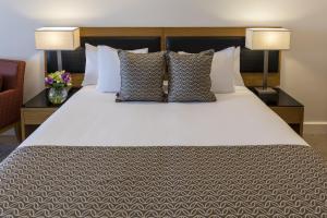 Ein Bett oder Betten in einem Zimmer der Unterkunft Oaks Darwin Elan Hotel