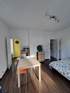 Habitación con escritorio, cama y mesa. en Studio proche rectorat et théâtre de l'union, en Limoges 2 fotos más