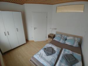 a small bedroom with a bed and a closet at Monteur- und Ferienwohnung Gemmer 63qm in Herold