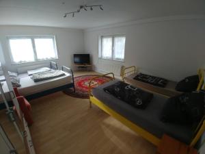 una piccola stanza con due letti e una tv di Monteur- und Ferienwohnung Gemmer 63qm a Herold
