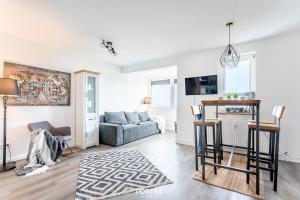 una sala de estar con un sofá y una mesa en Ferienwohnung Relax Happy Schönberger Strand, en Schönberger Strand