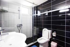 George Hotel Rooms&Suites tesisinde bir banyo