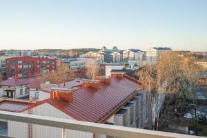 vistas a una ciudad con edificios y tejados en Sari’s place with nice view en Turku
