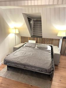 - une chambre avec un lit, un canapé et deux lampes dans l'établissement Moderne T2 Centre Sauna Wifi Home office Netflix, à Strasbourg