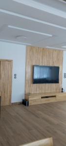 a room with a large flat screen tv on a wall at Coin nickel in Cotonou