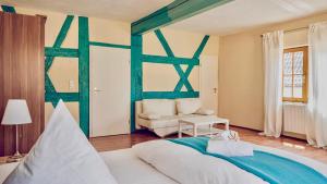 ein Schlafzimmer mit einem großen Bett und einem Sofa in der Unterkunft Hotel Kastanienbaum in Herzogenaurach