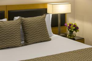 Ein Bett oder Betten in einem Zimmer der Unterkunft Oaks Darwin Elan Hotel