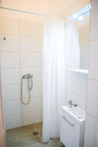 Bilik mandi di Buda Central Mini Studios