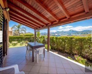 patio con mesa, sillas y vistas en Villa sedna, en Campofelice di Roccella