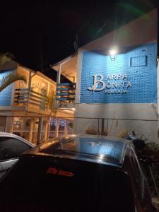 um carro estacionado em frente a um edifício à noite em Pousada Barra Bonita em Bonito