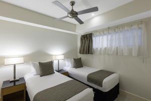Ein Bett oder Betten in einem Zimmer der Unterkunft Oaks Darwin Elan Hotel