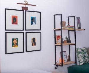 une chambre avec des photos sur le mur et une étagère dans l'établissement Mtwapa Musical Utopia apartment, à Mombasa