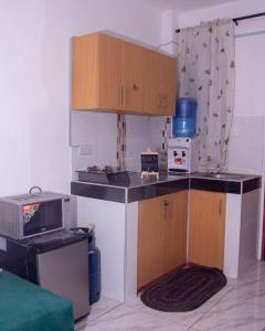- une petite cuisine avec un comptoir et un four micro-ondes dans l'établissement Mtwapa Musical Utopia apartment, à Mombasa