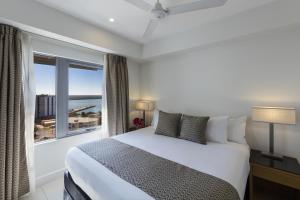 Ein Bett oder Betten in einem Zimmer der Unterkunft Oaks Darwin Elan Hotel