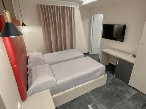 a small hotel room with a bed and a desk at B&B Cristallo in Castrovillari