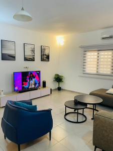 a living room with a couch and a tv at Wendyla Luxury's in Bé