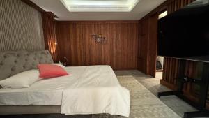 Postel nebo postele na pokoji v ubytování Executive cozy Townhouse with office in prestigious prime location in Ulya