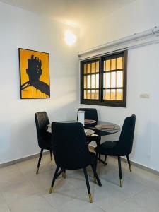 a dining room with chairs and a table and a painting at Wendyla Luxury's in Bé