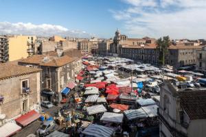 una vista aérea de un mercado en una ciudad en B&B I miti dell Etna, en Catania