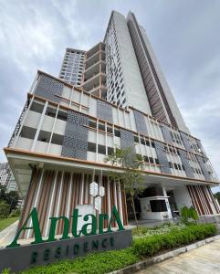 un edificio con una señal de seguridad aania delante de él en Raida Homestay, en Putrajaya