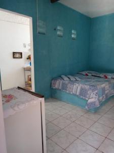 ein Schlafzimmer mit 2 Betten und einer blauen Wand in der Unterkunft Casa Azul in Cascavel