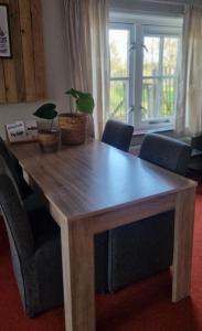 a wooden table with two potted plants on top of it at Gastenhuisje in Zelhem