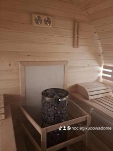 un interior de una sauna con un cubo de basura en Aprtamenty Pod Dobrym Aniołem - domek, en Kudowa-Zdrój