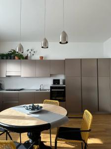 uma cozinha com uma mesa e cadeiras numa cozinha em Lucignolo em Fucecchio