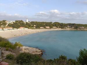 uma praia com um monte de pessoas na água em Studio bord de Mer, à 100m de la plage du Verdon em Martigues