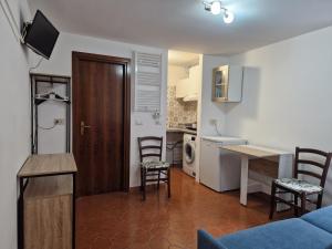 a small apartment with a kitchen and a living room at Vico 2 monolocale in Albissola Marina