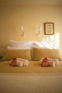 Una cama con dos almohadas encima. en Espectacular Casa en La Garriga en La Garriga