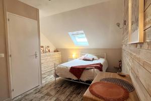 1 dormitorio pequeño con 1 cama y tragaluz en Charmante maison JO-Paris-Disney, en Collégien