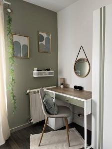 Habitación con escritorio con silla y espejo. en Charmante maison JO-Paris-Disney, en Collégien