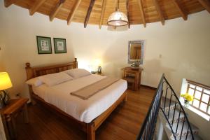 a bedroom with a large bed in a room at Hotel Boutique Vieja Cuba in Quito