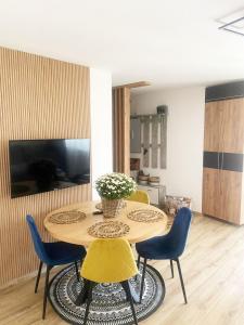 ein Esszimmer mit einem Tisch und gelben Stühlen in der Unterkunft Studio magnifique avec terrasse spacieuse Loèche-les-Bains Vacances in Leukerbad