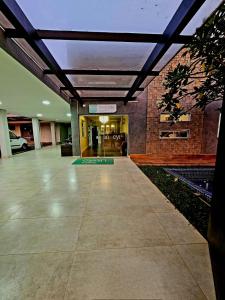 um corredor vazio de um edifício com um edifício em Cynn Hotels em São José dos Campos