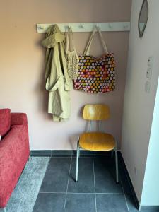 מיטה או מיטות בחדר ב-Stadtnahes Appartment mit Waldblick