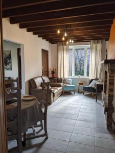 Crasville的住宿－La maison du bas，客厅配有沙发和桌子