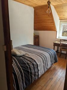 Ένα ή περισσότερα κρεβάτια σε δωμάτιο στο La maison du bas