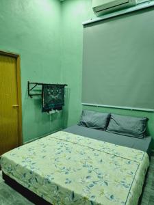 a bedroom with a bed in a room at Teratak Che Esah Guest House FREE WIFI NETFLIX in Pasir Mas
