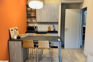 uma cozinha com mesa e cadeiras num quarto em Resto appartamento 5 em Turim