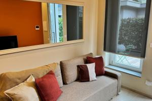 uma sala de estar com um sofá e uma janela em Resto appartamento 5 em Turim