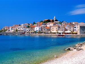 a town on the shore of a body of water at Apartman Pida in Primošten