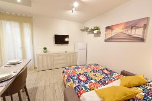 Zimmer mit einem Bett und einer Küche mit einem Tisch in der Unterkunft Casa vacanza "Glicine" Taormina-Trappitello in Trappitello