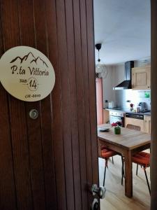 una porta con un cartello sopra in cucina di PUNTA VITTORIA SUB 14 - RESIDENCE ANDERBATT GRESSONEY - 3 locali - CIR N 0010 a Staval