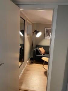 pasillo que conduce a una sala de estar con sofá en Apartment close to Aalesund center, en Ålesund