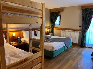 Postel nebo postele na pokoji v ubytování Hotel De Champoluc