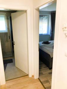 Habitación con una puerta que conduce a un dormitorio en Apartman Kažun, en Poreč