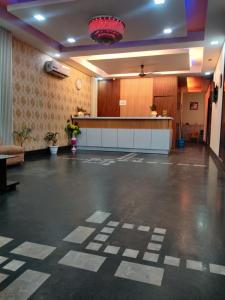 a large room with a large room with a large unintentionsenalsenalsenalsenalukong at Hotel Delhi Airport Plaza IGI Airport , Free Airport Pickup in New Delhi